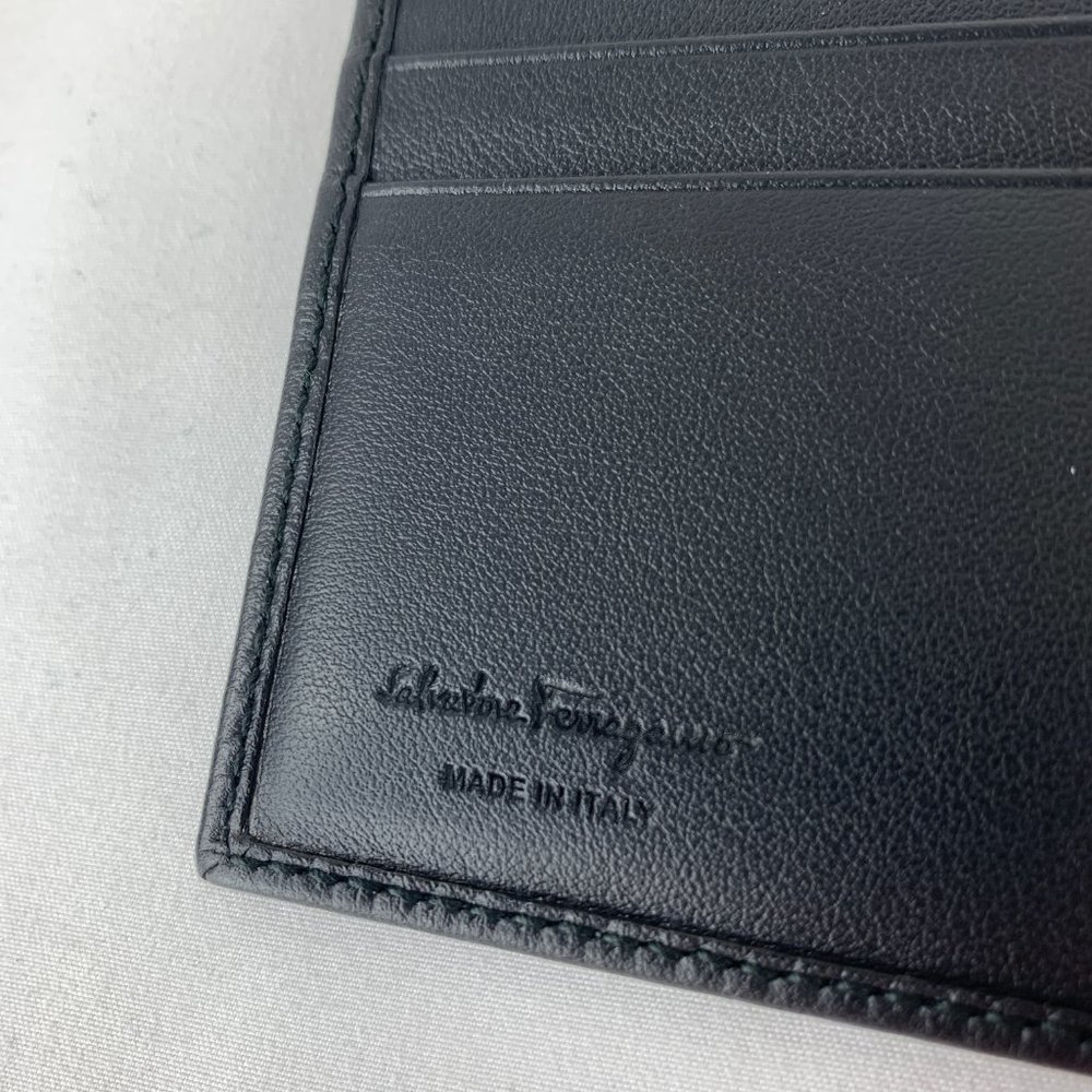 Salvatore Ferragamo Bi-fold Wallet in Black NEW IN BOX - Picture 5 of 7